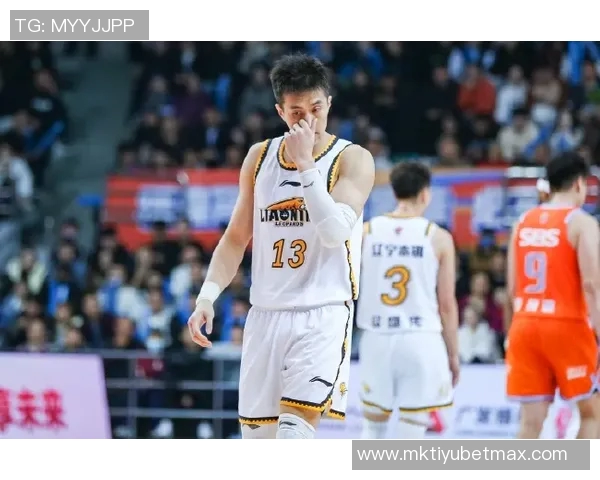 郭艾伦重返训练场广州龙狮迎来熟悉的帅气身影引发球迷热议